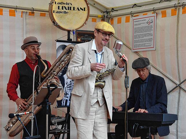 Ladwig‘s Dixieland Kapelle bei ihrem Auftritt im Innenhof des Bischofschlosses.