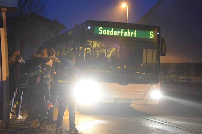 Die Probleme sind vielfältig: Busse kommen zu spät, sind voll oder die Fahrer können auf Rückfragen der Schüler nicht sagen, wo sie ...