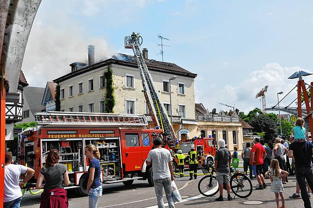 Erinnerungen an Juli 2016: Ein Dachstuhlbrand im ehemaligen Hotel Viktoria löst einen großen Feuerwehreinsatz aus. Das Gebäude ist ...
