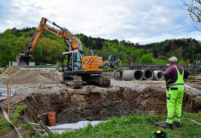 Bild 1: Da tut sich ganz schön was: Wie es auf Baustelle an der L194 läuft und woran es bei der B313-Brücke beim Rißtorf-Kreisel hakt