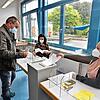 Im Wahllokal Bildungszentrum Bräunlingen arbeiteten am Sonntag die Wahlhelferinnen Miriam Abele (rechts) und Simone Burgert (Mitte).