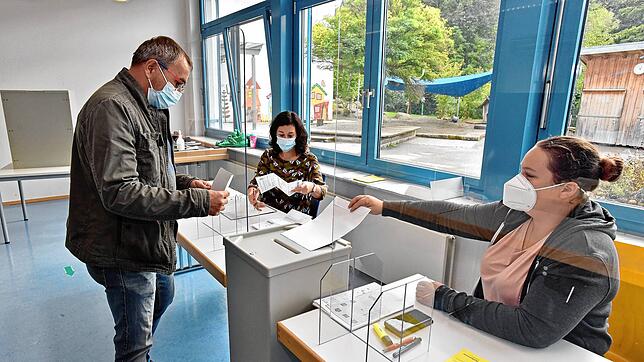 Im Wahllokal Bildungszentrum Bräunlingen arbeiteten am Sonntag die Wahlhelferinnen Miriam Abele (rechts) und Simone Burgert (Mitte).