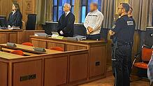 Wegen Totschlags an seiner Ehefrau ist ein 37 Jahre alter Mann vom Landgericht Tübingen zu zwölf Jahren Haft verurteilt worden.