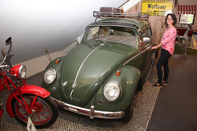 Silvia Georgi, Assistentin der Geschäftsleitung präsentiert einen „Brezel-Käfer“ aus dem Jahr 1952 – ein Scheunenfund ...