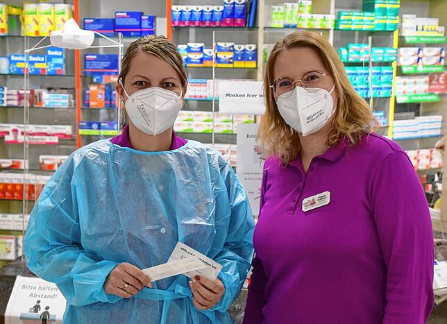 Tanja Muffler von der Oberen Apotheke (links) in Stockach geht in Schulen und Kindergärten, um Corona-Tests beim Personal zu machen. ...