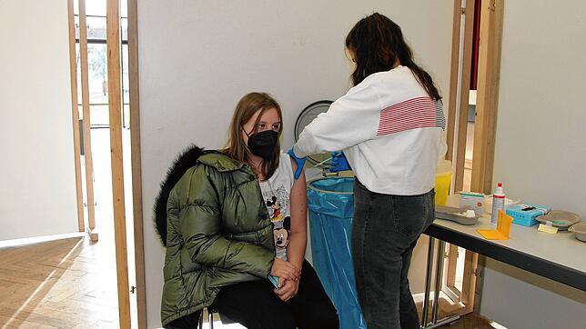 Die Außentermine für Corona-Impfungen, wie hier im Dezember 2021 in der Impfstation Immendingen (auf dem Bild Samantha Wulz mit der ...