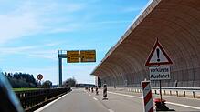 Ein Straßenschild weist im einspurigen Bereich entlang der Hüfinger Lärmschutzwand auf die verkürzte Ausfahrt zur B 31 hin. Daran wird ...