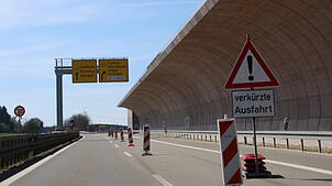 Seit Jahren kann auf der B27 die rechte Spur neben der Hüfinger Lärmschutzwand aus Sicherheitsgründen nicht genutzt werden.