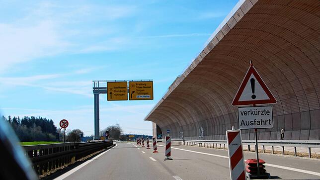 Ein Straßenschild weist im einspurigen Bereich entlang der Hüfinger Lärmschutzwand auf die verkürzte Ausfahrt zur B 31 hin. Daran wird ...