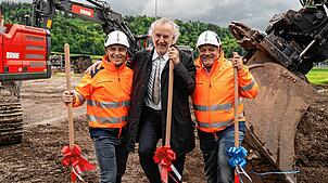 Der Himmel ist grau, doch die Gesichter strahlen beim TZL-Spatenstich: Die Flexbase-Gründer Sascha Carroccio (links) und Marcel Aumer ...