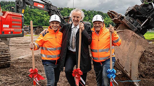 Der Himmel ist grau, doch die Gesichter strahlen beim TZL-Spatenstich: Die Flexbase-Gründer Sascha Carroccio (links) und Marcel Aumer ...