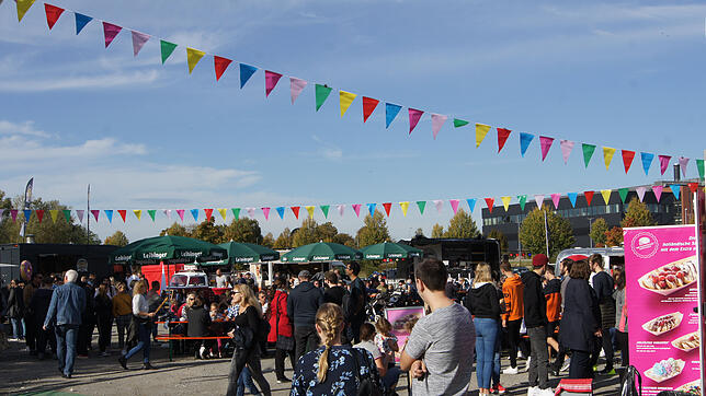 Die Sorge, dass der erste Street-Food-Markt in Friedrichshafen draußen auf dem Zirkusplatz nicht angenommen wird, war unbegründet. Am ...