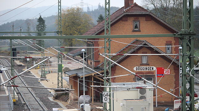 Am Dögginger Bahnhof entsteht eine neue Buswendeplatte. Pünktlich zum Fahrplanwechsel im Dezember soll alles fertig sein.