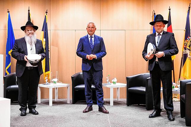 Einer für Baden, einer für Württemberg: Moshe Flomenmann (rechts) und Shneur Trebnik (links) werden von Innenminister Thomas Strobl als ...