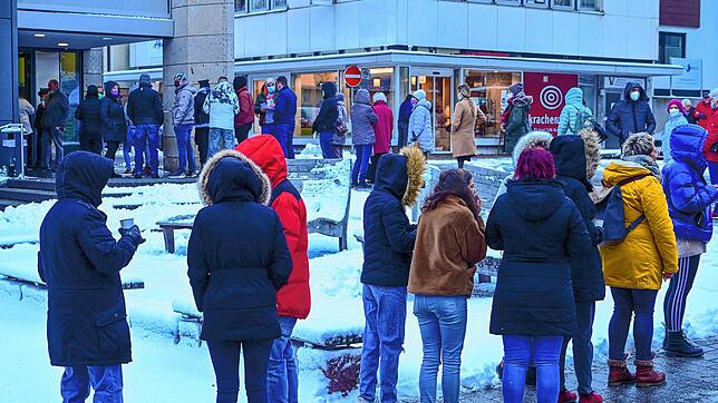 Lange Warteschlangen bildeten sich schon am vergangenen Samstag vor den Praxen der Ärzte.