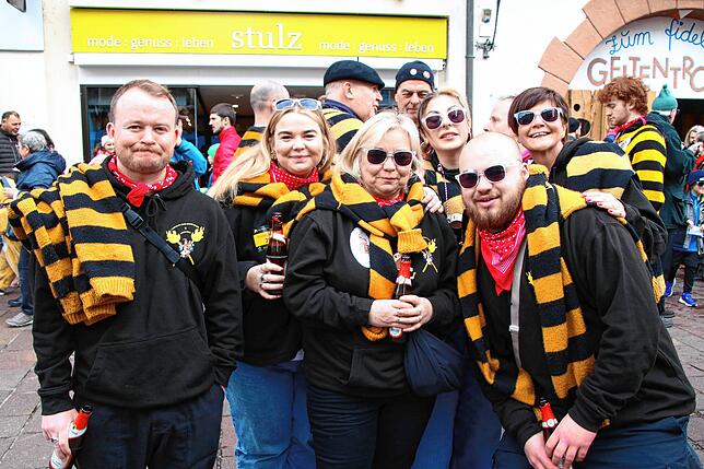 Ausgelassene Stimmung herrscht bei dieser Abordnung der Bonfire Societies aus Lewes.