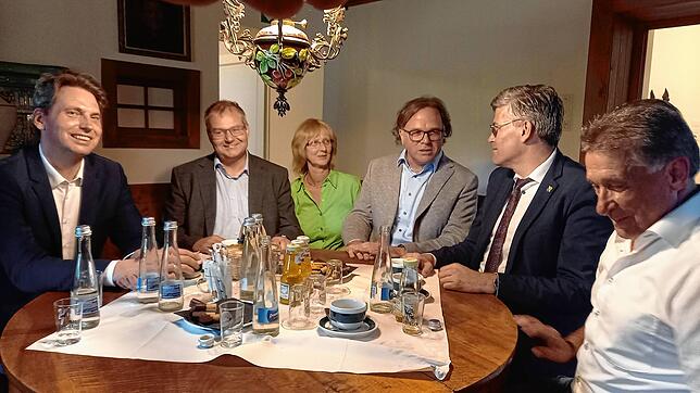 In der Hotzenstube des Schlosses Schönau sitzen mit Regierungspräsident Carsten Gabbert (dritter von rechts) bei dessen Besuch (von ...