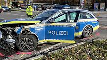 Ziemlich ramponiert: Der Polizeiwagen ist nach dem Crash am Mittwoch, 20. November, Schrott.