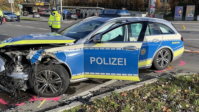 Ziemlich ramponiert: Der Polizeiwagen ist nach dem Crash am Mittwoch, 20. November, Schrott.