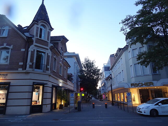 So präsentiert sich die Scheffelstraße heute von der Bahnhofstraße aus. Links das Haus Ott-Albrecht, in dem sich heute ein ...