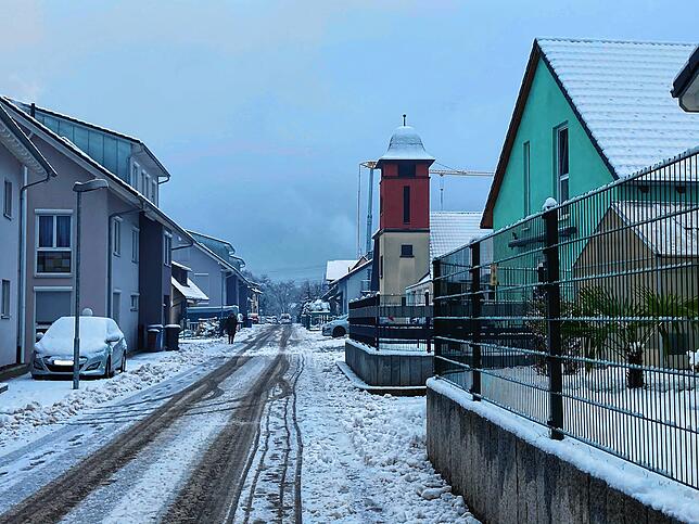 Bis ins Rheintal gab es in der Nacht auf Dienstag ergiebige Schneefälle. Auch im Laufenburger Ortsteil Rhina herrschten winterliche ...