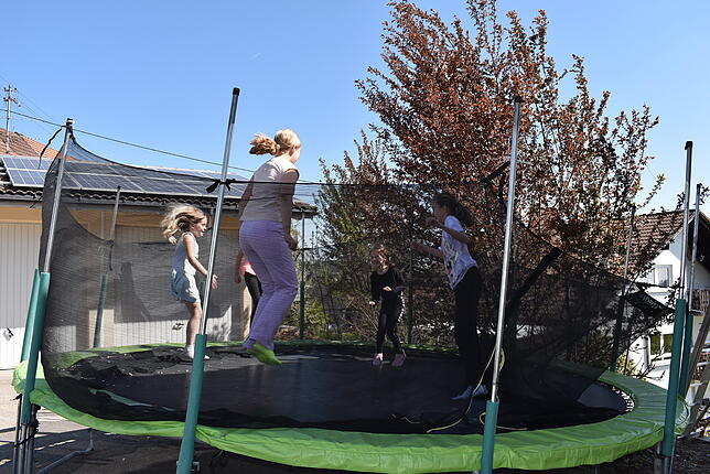 Ukrainische Kinder finden in Ühlingen-Birkendorf wieder Spaß auf dem Trampolin und beim Spielen miteinander.