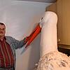 Siegfried Nowatschin hat den Storch am Schnabel. Er klappert sogar.