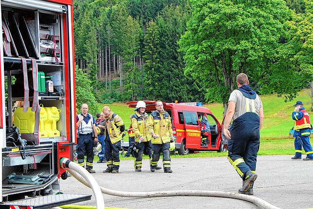 Bild 9: Scheune brennt: Bilder vom Großeinsatz der Feuerwehr in Bernau-Goldbach
