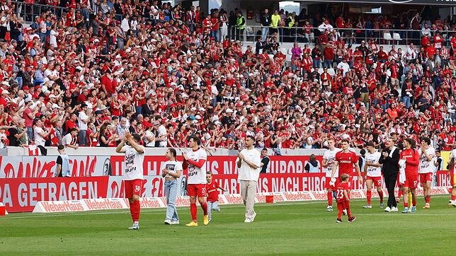 Wurden trotz der Niederlage lange gefeiert: Die Profis des SC Freiburg.