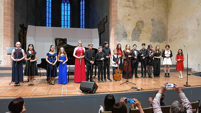 Alle ersten Preisträger der Region Schwarzwald-Baar-Tuttlingen des Landeswettbewerbs Jugend musiziert 2025 freuen sich auf der Bühne des ...