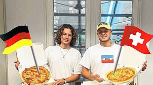 Köstliche Pizza, doch was muss man dafür bezahlen? Die beiden SÜDKURIER-Reporter Niklas-Marco Dinauer (links) und Jeronimo Hillgruber ...
