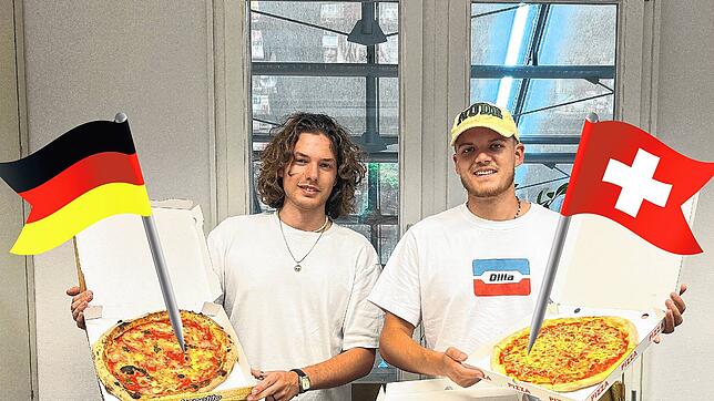 Köstliche Pizza, doch was muss man dafür bezahlen? Die beiden SÜDKURIER-Reporter Niklas-Marco Dinauer (links) und Jeronimo Hillgruber ...