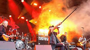 Krokus treten als Erstes auf und bringen mit ihren Hard-Rock-Klassikern das Publikum in Stimmung.