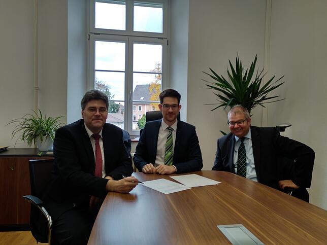 Die Entscheidung: Bürgermeister Alexander Guhl (rechts) und Landrat Martin Kistler (links) schließen vor Notar Kai-Christoph Stadler ...
