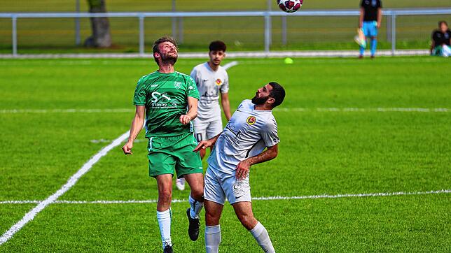 Kopfballduell zwischen Marco Raabe und Veysel Kayantas