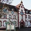 Im Gottmadinger Rathaus sind einige Abteilungen unterbesetzt und Schreibtische verwaist. Um neues Personal zu finden, will die Gemeinde ...