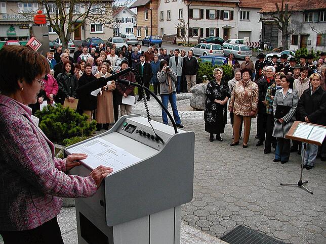 2005: Gabi Martin (links) verliest vor gespanntem Publikum die Wahlergebnisse. Viele Bürger wollen wissen, ob Bernhard Volk ...