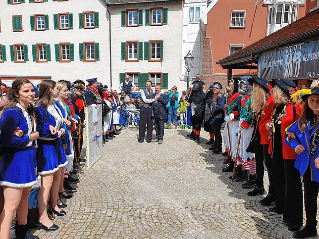 Vereint im Verein: Mit Gästen aus der Glonkigilde und der Katzenmusik wird das Paar nach der Trauung auf den Osianderplatz gebeten. Dort ...