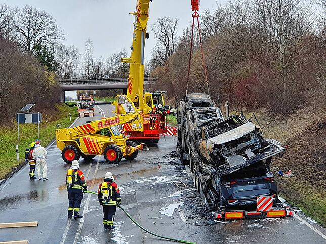 Bild 19: Bilder von Einsatz und Bergung auf der B 31: E-Autos brennen