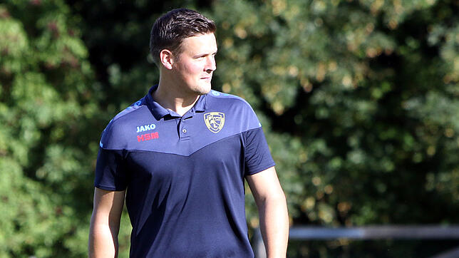 Sebastian Willibald, Trainer der SpVgg F.A.L., feiert mir seiner Mannschaft den dritten Heimsieg in Folge. Die Partie gegen den FC ...