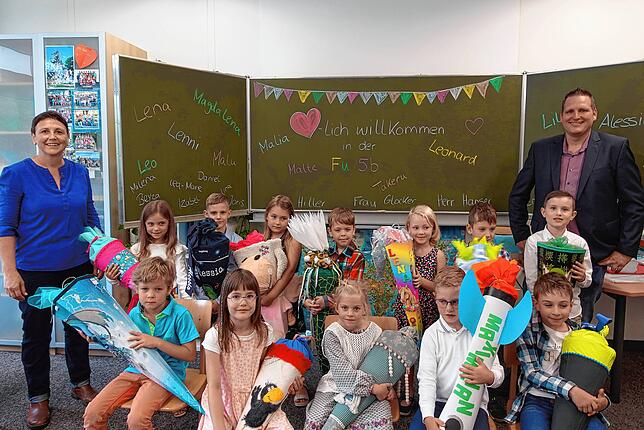 Klasse Fu5b: Die Kinder mit ihren Klassenlehrern Michaela Hiller und Jürgen Hanser.