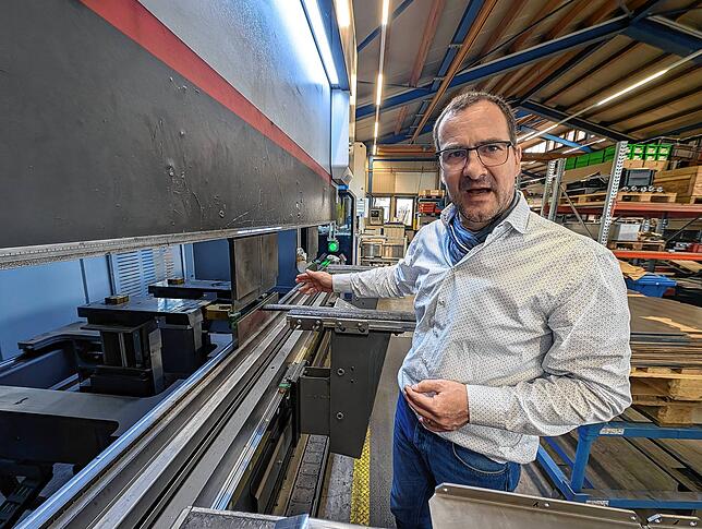 Lars Roth erklärt hier eine der großen Maschinen des Betriebs.