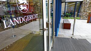 Am Landgericht Konstanz findet Ende August ein Prozess statt, bei dem zwei Männer eines Raubüberfalls in Markdorf angeklagt werden ...