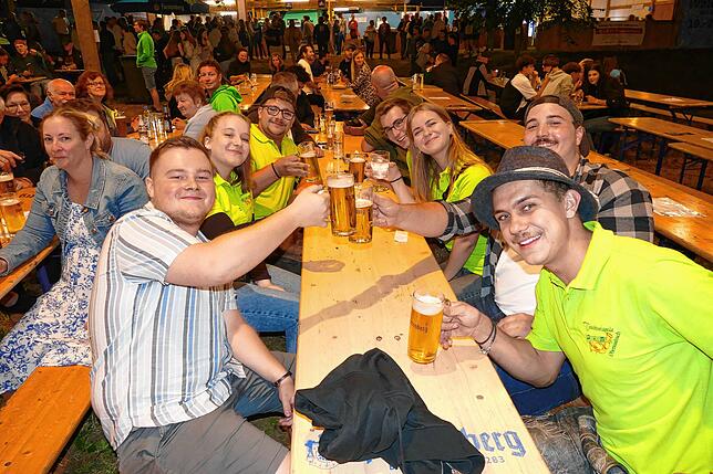 Bild 1: Hunderte Gäste strömen zum Auftakt an das 68. Waldfest in der Geschichte des Musikvereins Aufen.