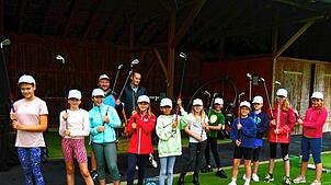 Mit Frauenpower: Die Mädchengruppe beim Abschlag-Übungsplatz des Golfclubs Nack, im Hintergrund Phillip Fersch vom Golfclub und Betreuer ...