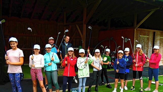 Mit Frauenpower: Die Mädchengruppe beim Abschlag-Übungsplatz des Golfclubs Nack, im Hintergrund Phillip Fersch vom Golfclub und Betreuer ...