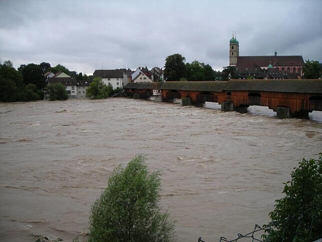 Naturgewalten: Beim Jahrhunderthochwasser 1999 wälzten sich durchschnittlich 4650 Kubikmeter Wasser pro Sekunde durch das ...