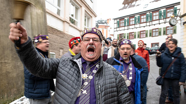 Kräftig eingeschellt wurde der Beginn der schwäbisch-alemannischen Fastnacht durch Martin Birk, Zunftmeister der Meßkircher Katzenzunft.