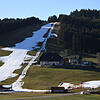 Kunstschnee liegt am Schneeberglift zwischen grünen Wiesen und Wäldern. Skiliftbetreiber im Südwesten hoffen auf Schnee, bislang waren ...