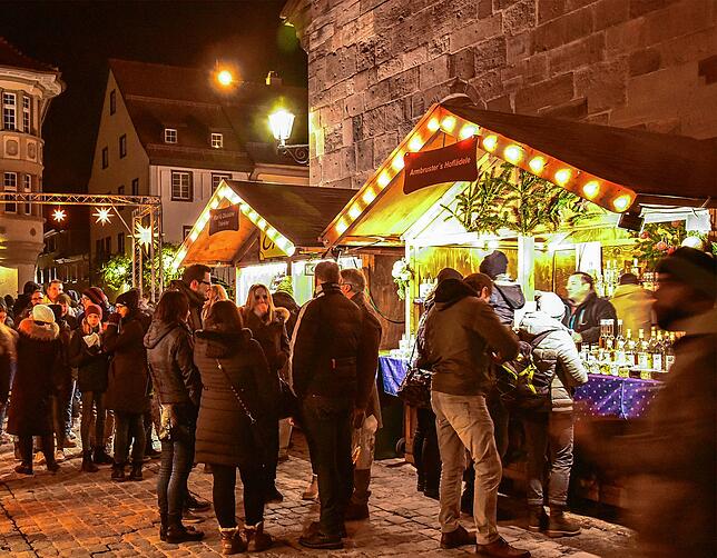 Idyll am Münsterplatz: Villingens Weihnachtsmarkt bei Rathaus und Münster besticht auch mit der Platz-Qualität. Unser Bild zeigt eine ...
